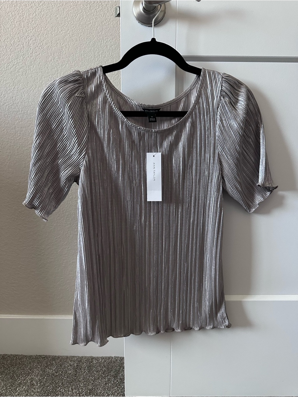 NWT Ann Taylor Metallic Silver Plissé Pleated Puff Sleeve Top XS